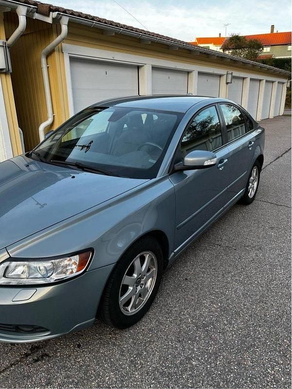 Blå Begagnad 2008 Volvo S40 Momentum Sedan | 76 000 kr (Marknadspris) - Bild 1/4