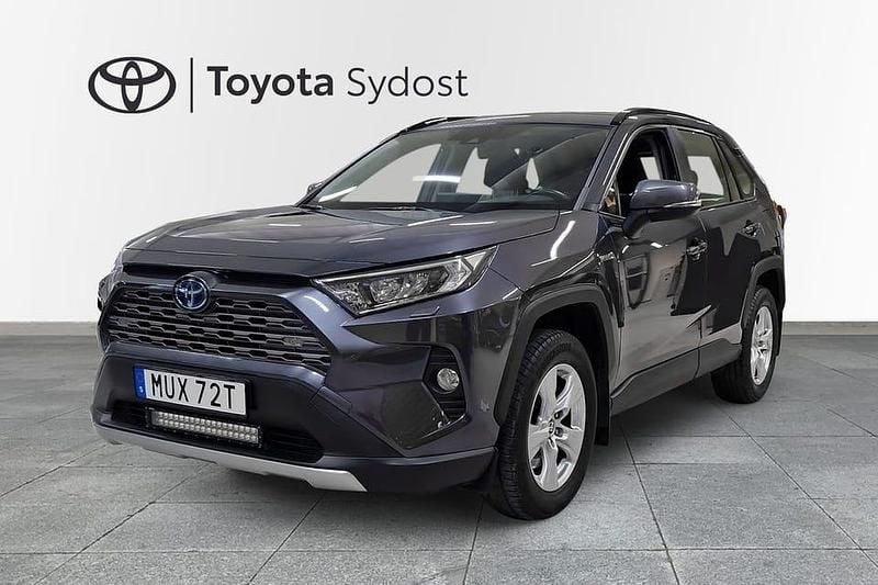 Dark grey metallic Begagnad 2020 Toyota RAV4 Hybrid Active SUV | 309 000 kr (Bra pris) - Bild 1/3