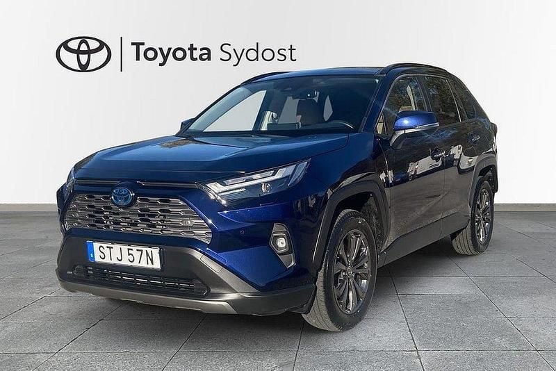 Mörkblå Begagnad 2022 Toyota RAV4 Hybrid Executive SUV | 389 000 kr (Superpris) - Bild 1/3