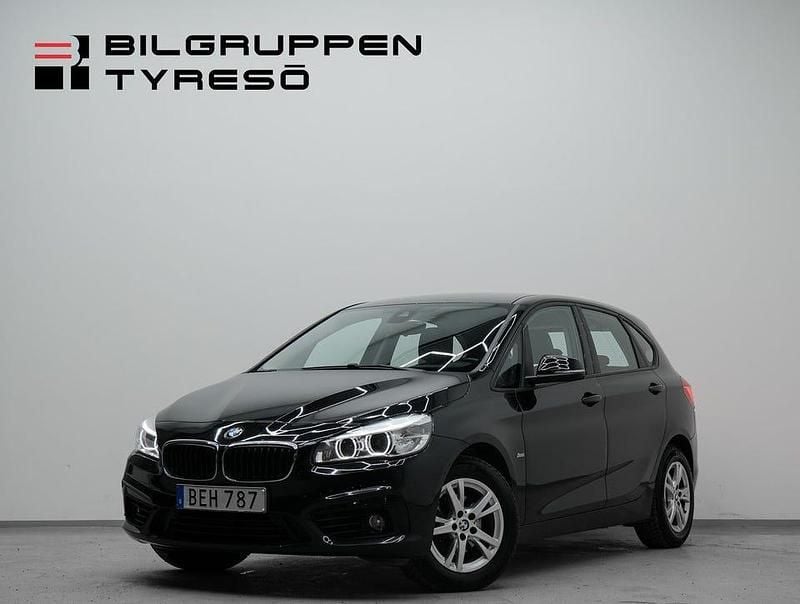 Svart Begagnad 2018 BMW 218 Active Tourer Minibuss | 139 900 kr (Marknadspris) - Bild 1/4