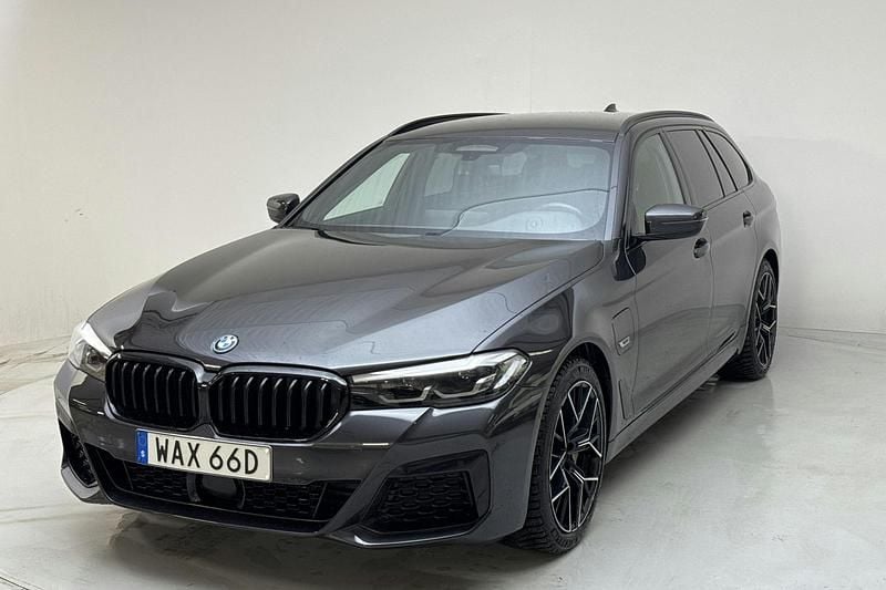 Grå Begagnad 2024 BMW 530 M Sport Kombi | 410 000 kr - Bild 1/4