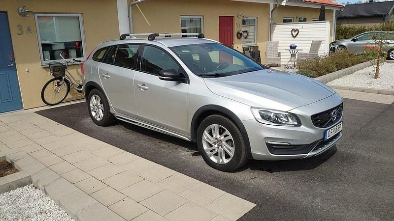 Silver Begagnad 2017 Volvo V60 CC Kombi | 207 000 kr (Bra pris) - Bild 1/4