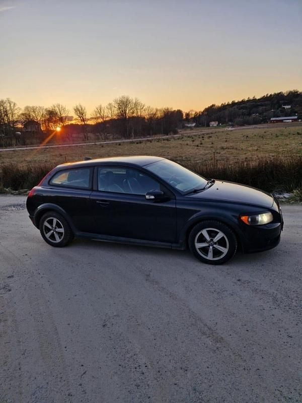 Mörk, ser svart ut. Begagnad 2009 Volvo C30 Halvkombi | 31 000 kr (Marknadspris) - Bild 1/4