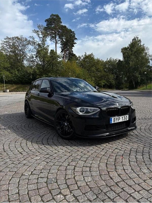 Svart Begagnad 2014 BMW M135 Halvkombi | 185 000 kr (Marknadspris) - Bild 1/4