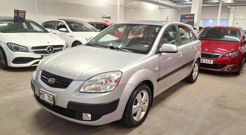 Silver Begagnad 2009 Kia Rio Halvkombi | 55 000 kr (Lite dyr) - Bild 1/4