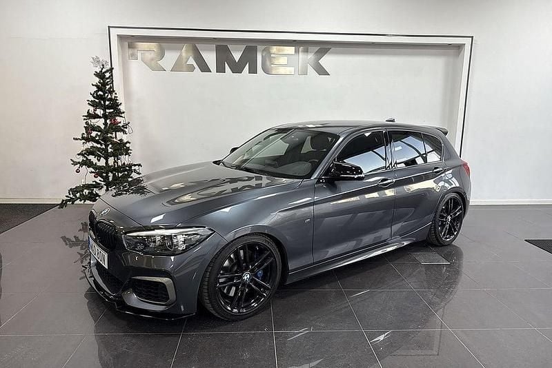 Grå Begagnad 2019 BMW M140 M Sport Halvkombi | 369 000 kr (Bra pris) - Bild 1/4