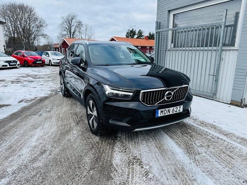 Svart Begagnad 2022 Volvo XC40 SUV | 319 900 kr (Bra pris) - Bild 1/4