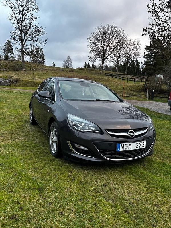 Grå metallic Begagnad 2013 Opel Astra Halvkombi | 65 000 kr (Marknadspris) - Bild 1/4