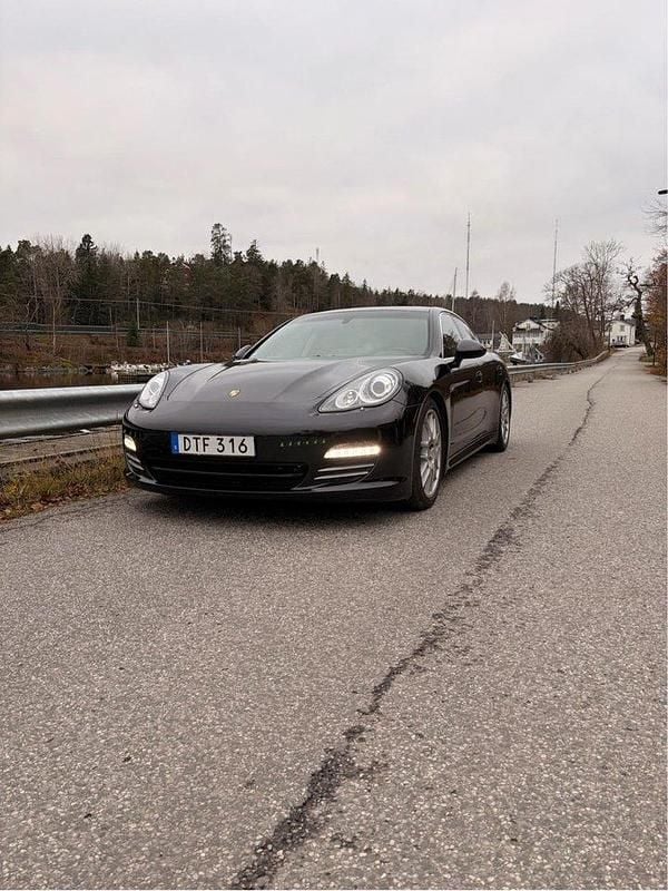 Svart Begagnad 2010 Porsche Panamera 4S Sedan | 269 000 kr (Dyr) - Bild 1/4