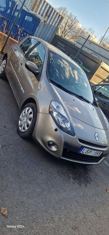 Begagnad Renault Clio R.S. 75 HK (55 kW) 2011 Halvkombi