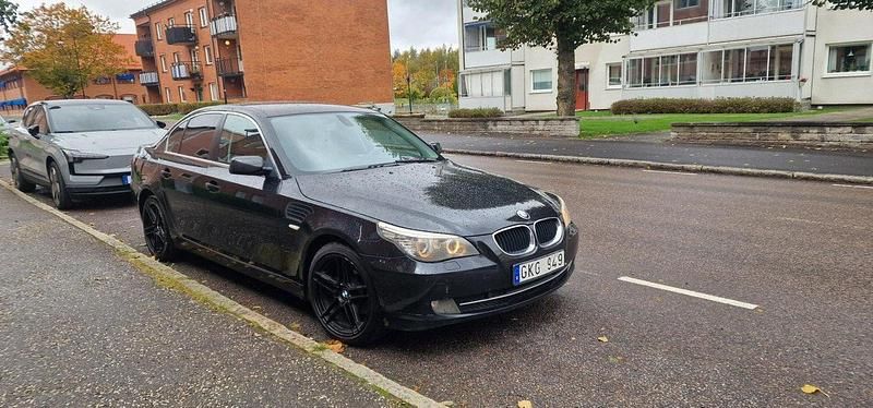 Svart Begagnad 2008 BMW 520 Sedan | 60 000 kr (Marknadspris) - Bild 1/4