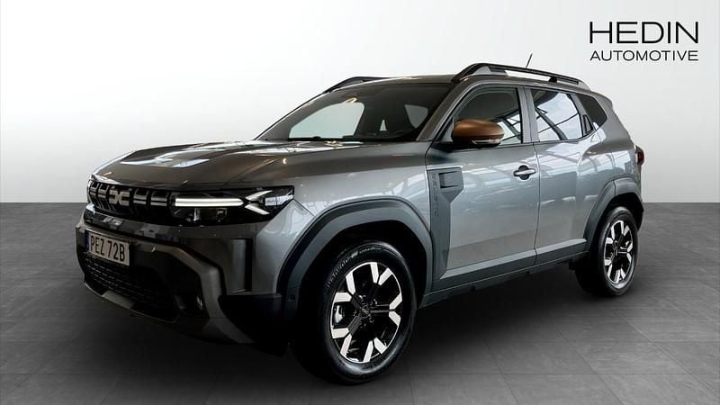 Grå (grey) Ny 2025 Dacia Duster Extreme SUV | 344 200 kr (Marknadspris) - Bild 1/4