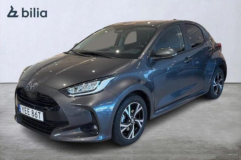 Grå Begagnad 2025 Toyota Yaris Hybrid Active Halvkombi | 279 900 kr (Lite dyr) - Bild 1/4