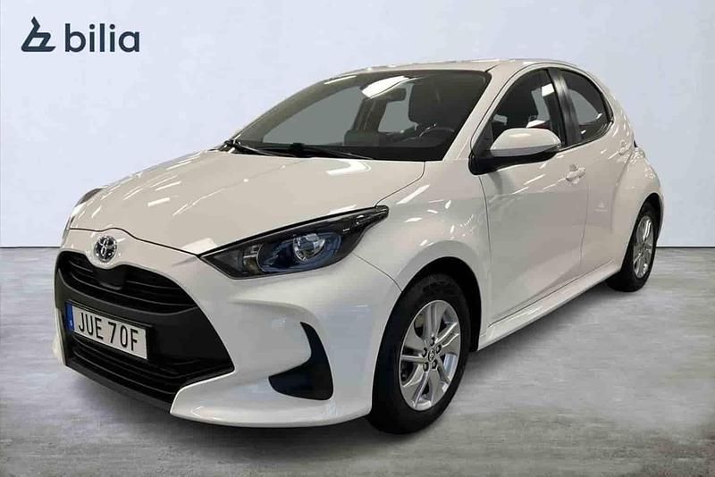 Vit Begagnad 2021 Toyota Yaris Hybrid Active Halvkombi | 219 800 kr (Marknadspris) - Bild 1/1