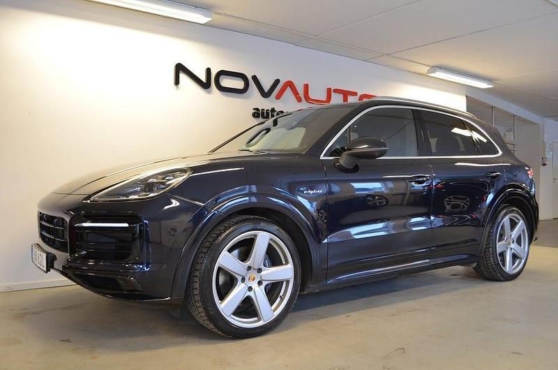 Begagnad Porsche Cayenne 462 HK (339 kW) 2020 Moonlight blue metallic SUV