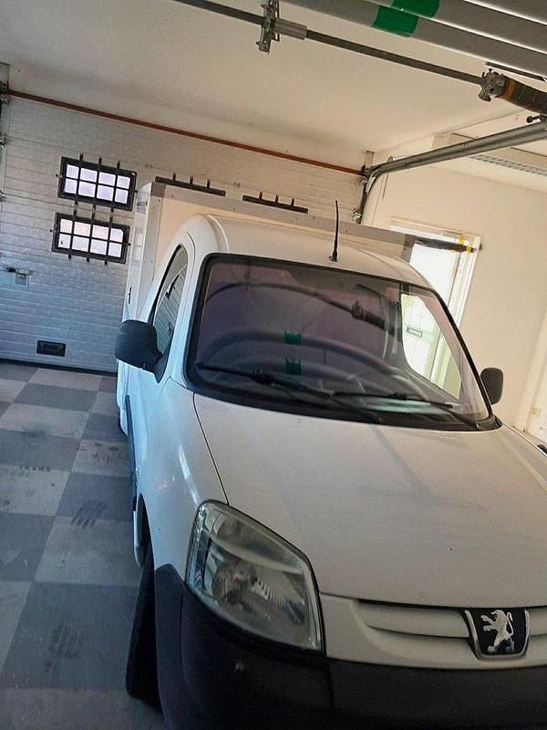 Vit Begagnad 2006 Peugeot Partner Minibuss | 19 900 kr (Marknadspris) - Bild 1/4