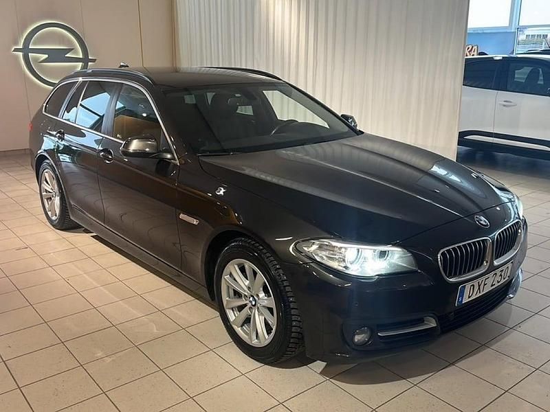Brun Begagnad 2014 BMW 520 Kombi | 174 900 kr (Lite dyr) - Bild 1/4