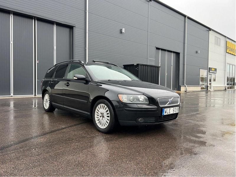 Svart Begagnad 2005 Volvo V50 Kinetic Kombi | 42 900 kr (Marknadspris) - Bild 1/4