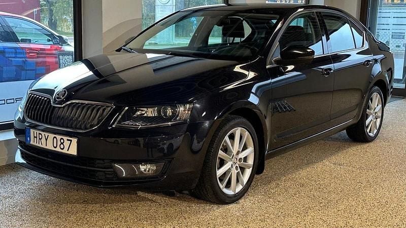 Svart Begagnad 2015 Skoda Octavia Elegance Halvkombi | 119 900 kr (Marknadspris) - Bild 1/4