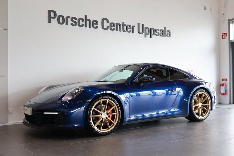 Mörkblå Begagnad 2020 Porsche 911 Carrera 4S Sportkupé | 1 495 000 kr (Marknadspris) - Bild 1/4