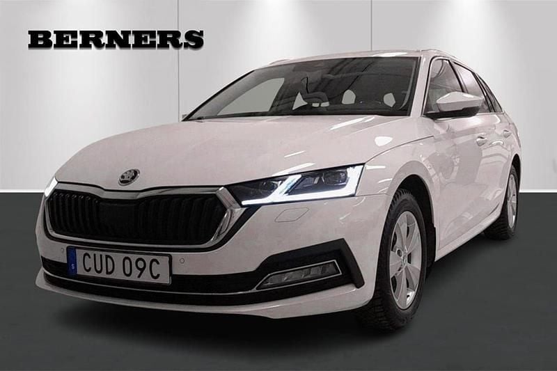 Vit Begagnad 2023 Skoda Octavia Style Kombi | 329 900 kr (Lite dyr) - Bild 1/4