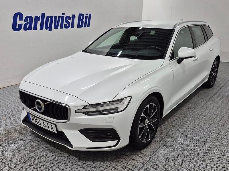 Vit (crystal white metallic) Begagnad 2021 Volvo V60 Kombi | 279 000 kr (Bra pris) - Bild 1/4