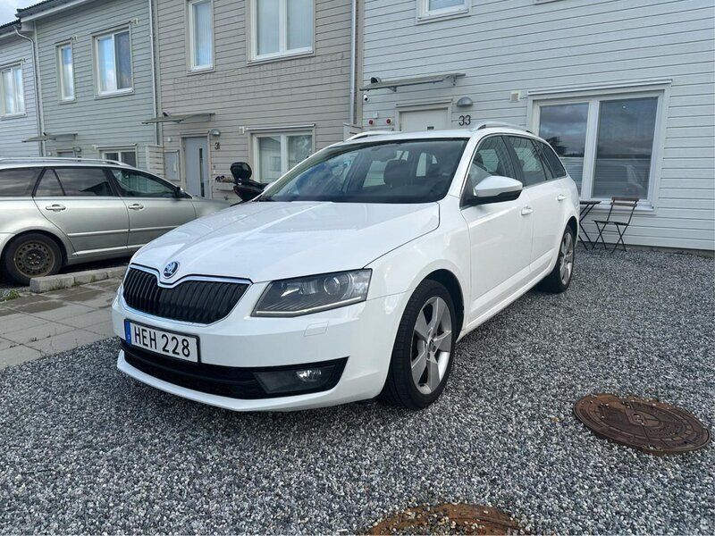 Vit Begagnad 2014 Skoda Octavia Elegance Kombi | 94 000 kr (Marknadspris) - Bild 1/4