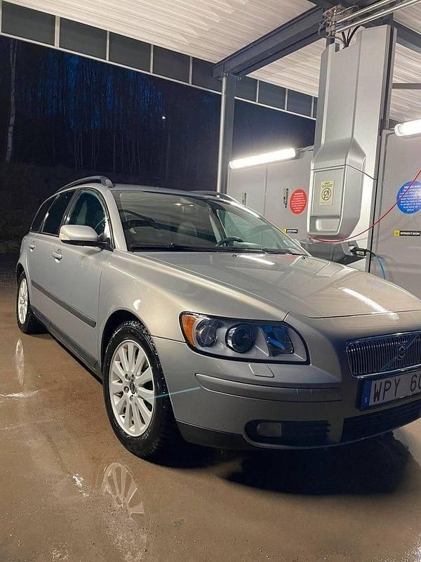 Grå Begagnad 2005 Volvo V50 Kinetic Kombi | 23 000 kr (Marknadspris) - Bild 1/3