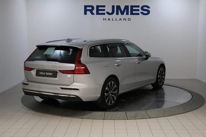 Begagnad Volvo V60 Core 355 HK (261 kW) 2023 Silver Kombi