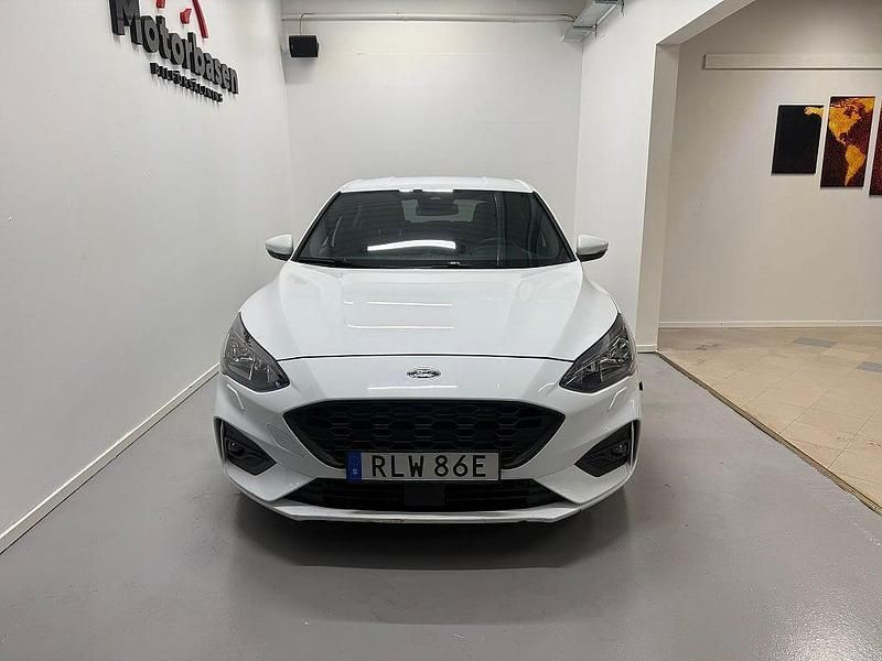 Begagnad Ford Focus ST-Line 125 HK (91 kW) 2021 Vit Halvkombi