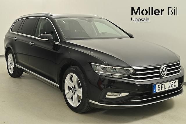 Svart Begagnad 2020 VW Passat Elegance Kombi | 254 900 kr (Marknadspris) - Bild 1/4