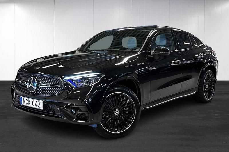 Svart Begagnad 2025 Mercedes GLC300e Sportkupé | 899 000 kr - Bild 1/4