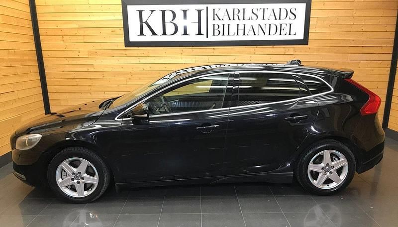 Svart Begagnad 2013 Volvo V40 Summum Halvkombi | 119 900 kr (Marknadspris) - Bild 1/4