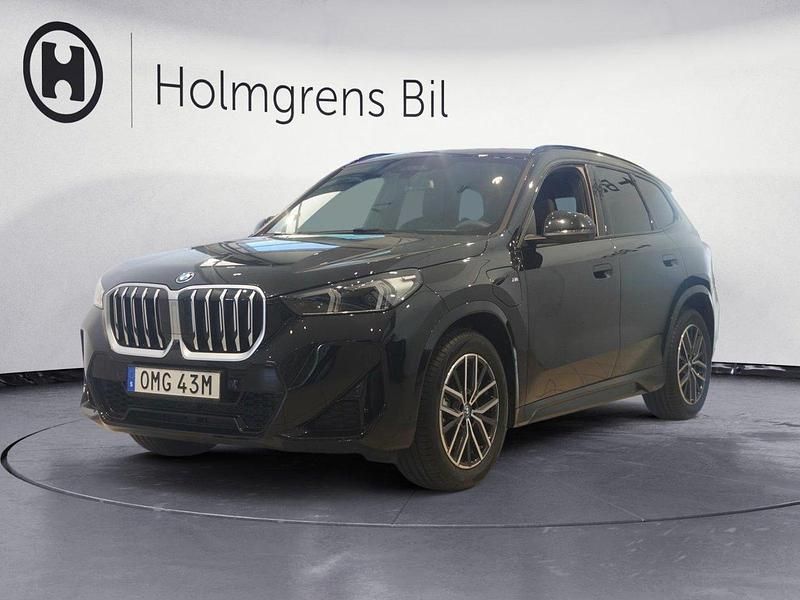 Svart Ny 2025 BMW X1 Efficient Dynamics SUV | 693 100 kr - Bild 1/4