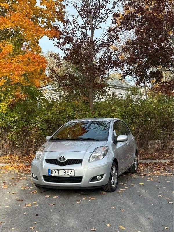Silver Begagnad 2010 Toyota Yaris Halvkombi | 50 000 kr (Marknadspris) - Bild 1/4