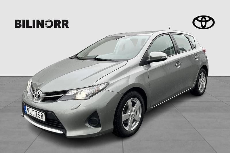 Ljusgrå Begagnad 2014 Toyota Auris Life Halvkombi | 137 500 kr (Marknadspris) - Bild 1/4