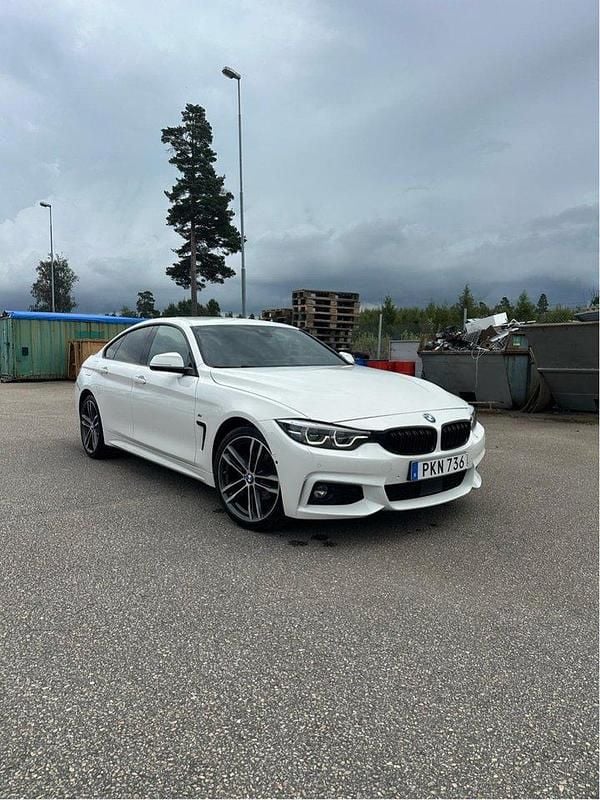 Vit Begagnad 2018 BMW 420 M Sport Sedan | 264 900 kr (Marknadspris) - Bild 1/4