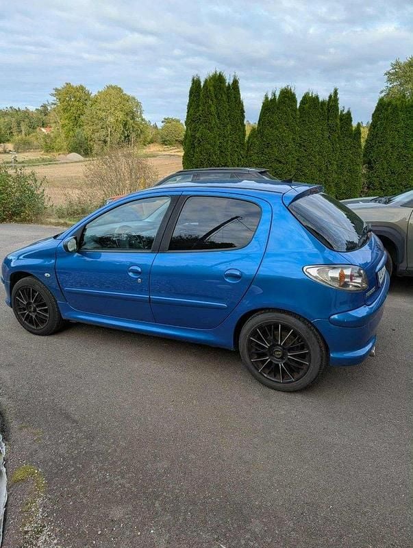 Blå Begagnad 2006 Peugeot 206 Halvkombi | 25 000 kr (Marknadspris) - Bild 1/4