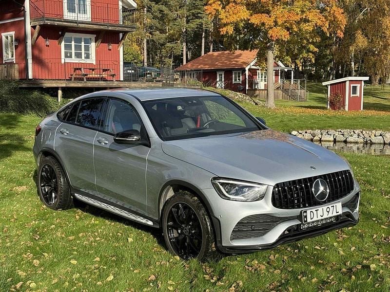 Silver Begagnad 2023 Mercedes GLC220 AMG Sportkupé | 560 000 kr (Lite dyr) - Bild 1/4