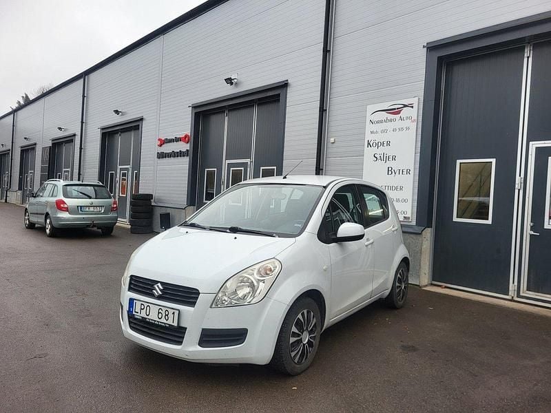 Vit Begagnad 2011 Suzuki Splash GLS Halvkombi | 32 899 kr (Marknadspris) - Bild 1/4