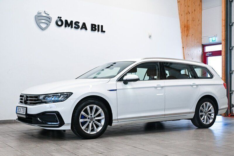 Vit Begagnad 2021 VW Passat GTE Kombi | 194 800 kr (Marknadspris) - Bild 1/4