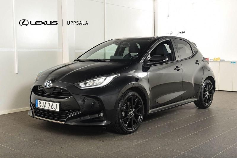 Svart Begagnad 2023 Toyota Yaris Hybrid Style Halvkombi | 248 900 kr (Marknadspris) - Bild 1/4