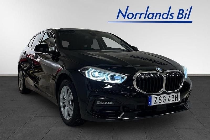 Svart Begagnad 2023 BMW 118 Sport Line Halvkombi | 249 000 kr (Marknadspris) - Bild 1/4