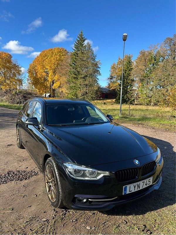 Svart Begagnad 2016 BMW 320 Sport Line Kombi | 140 000 kr (Marknadspris) - Bild 1/4