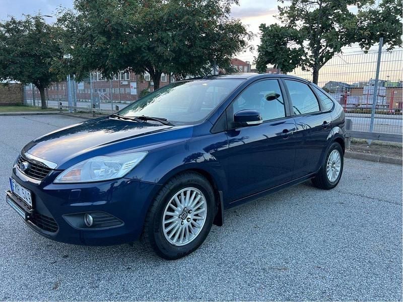 Blå Begagnad 2011 Ford Focus Halvkombi | 27 900 kr (Marknadspris) - Bild 1/4