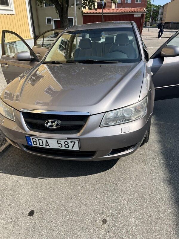 Grå Begagnad 2006 Hyundai Sonata Sedan | 36 500 kr - Bild 1/4