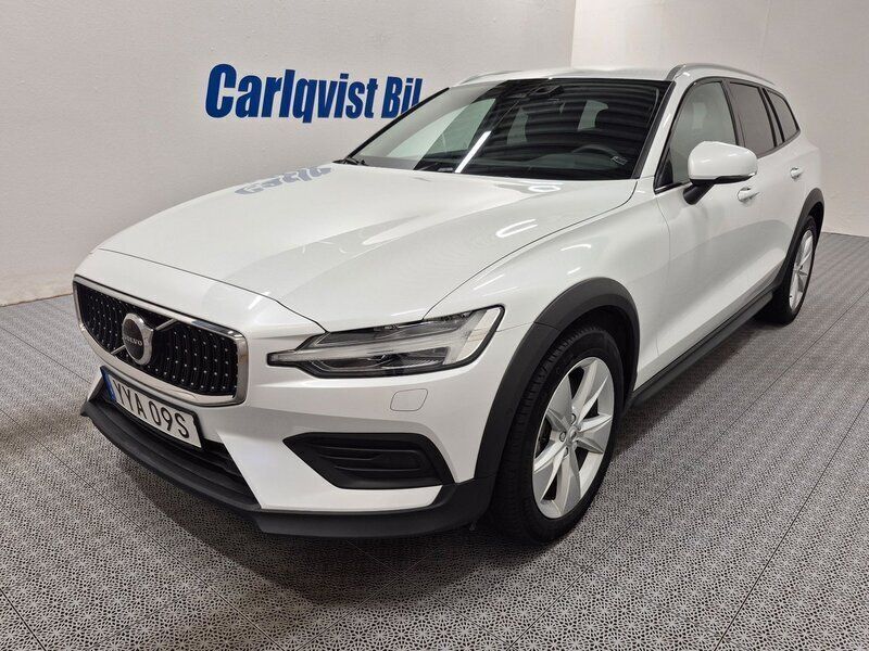 Vit (crystal white metallic) Begagnad 2023 Volvo V60 CC Core Kombi | 339 000 kr (Marknadspris) - Bild 1/4