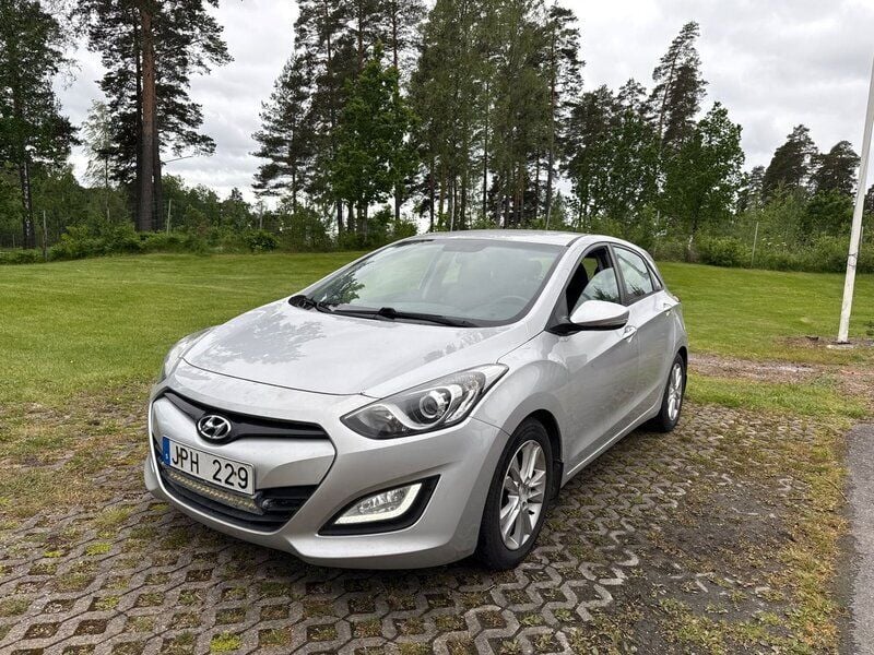 Begagnad Hyundai i30 Sport 111 HK (81 kW) 2012 Silver Halvkombi