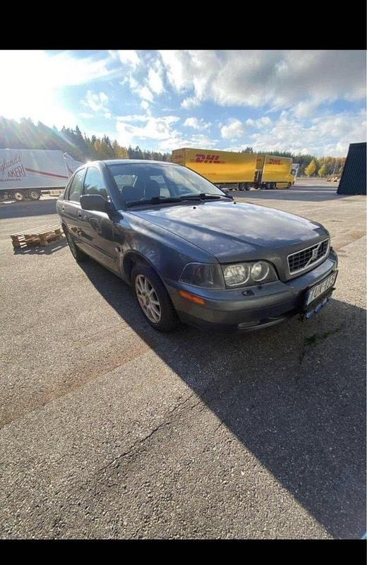 Grå Begagnad 2003 Volvo S40 Sedan | 1 000 kr - Bild 1/3