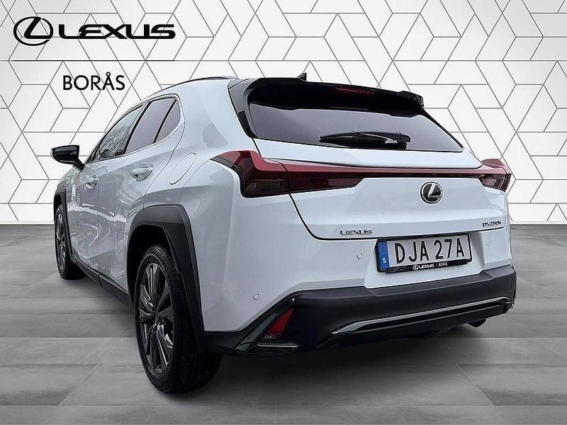 Begagnad Lexus UX 250h Sport Design Packet 186 HK (136 kW) 2023 Vit SUV